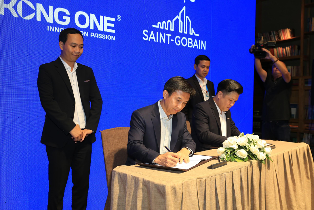 Ông Nguyễn Trường Hải -Tổng Giám Đốc Tập đoàn Saint-Gobain Việt Nam ký kết hợp tác chiến lược cùng Ông Võ Duy Nghĩa - Tổng Giám Đốc Mekong One.