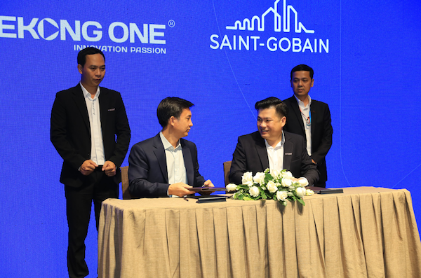 Ông Nguyễn Trường Hải -Tổng Giám Đốc Tập đoàn Saint-Gobain Việt Nam trao hợp đồng ký kết hợp tác chiến lược cho Ông Võ Duy Nghĩa - Tổng Giám Đốc Mekong One.