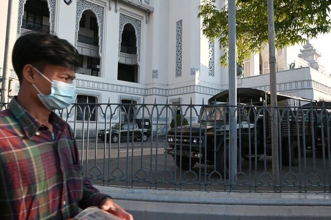 Xe quân sự bên trong tòa thị chính Yangon hôm nay. Ảnh: Reuters.