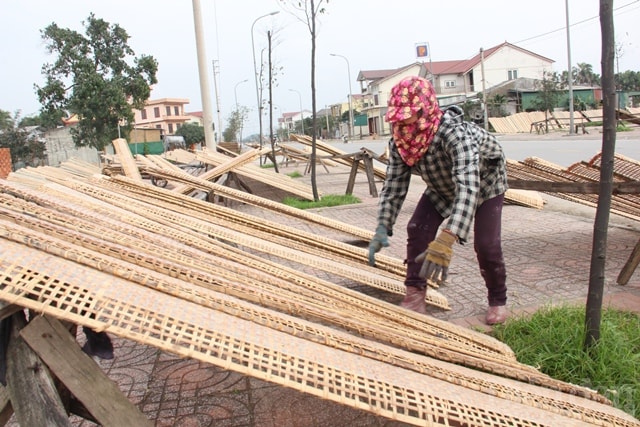 Quá trình phơi ảnh hưởng rất lớn đến chất lượng bánh. Nếu gặp thời tiết mưa thì bánh sẽ mốc, còn nếu nắng quá bánh sẽ giòn và vỡ vụn. Vào mùa mưa, các chủ cơ sở thường dùng quạt, máy sấy khoảng 10 - 12 tiếng mới ra thành phẩm.