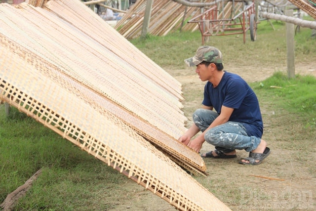 “Bánh đa nem được làm quanh năm nhưng thời điểm 2 tháng cuối năm là thời điểm bận rộn nhất ở làng nghề. Để đảm bảo giao hàng đúng số lượng và thời gian, gia đình tôi phải làm việc cả ngày lẫn đêm. Đơn hàng cũ giờ vẫn còn rất nhiều, trong khi đơn hàng mới thì ngày nào cũng có. Những ngày này, tôi phải thuê thêm 3 - 4 nhân công nhưng vẫn không thể cung cấp đủ sản phẩm cho khách”, chị Nguyễn Thị Hảo (thôn Bình) cho hay.