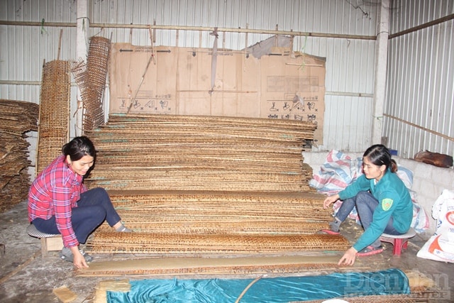 Để bánh có màu, người dân phải thăng đường lên đến độ cháy nhất định, đổ nước vào hòa tan với bột. Bánh tráng xong được trả trên tấm phên được đan bằng tre và đem đi phơi.