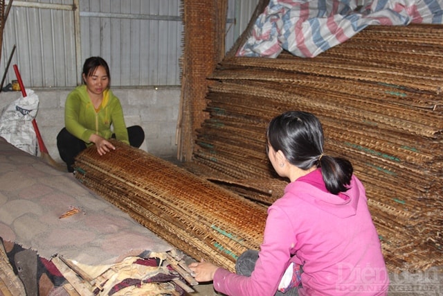 Nguyên liệu chính để làm bánh đa nem là gạo, đường và muối. Để có được bánh ngon người thợ phải biết chọn loại gạo khô, ngâm và vò thật kĩ trước khi tráng bánh. Gạo thường được ngâm khoảng 2 - 3 tiếng, vắt kĩ nước rồi cho vào xay thành bột và thêm ít muối ủ một thời gian trước khi tráng.