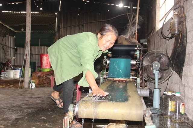 Theo người dân, trước đây, bánh đa nem chủ yếu tráng bằng tay, sau này làng nghề đầu tư máy móc hiện đại để giảm thời gian và tăng sản lượng.