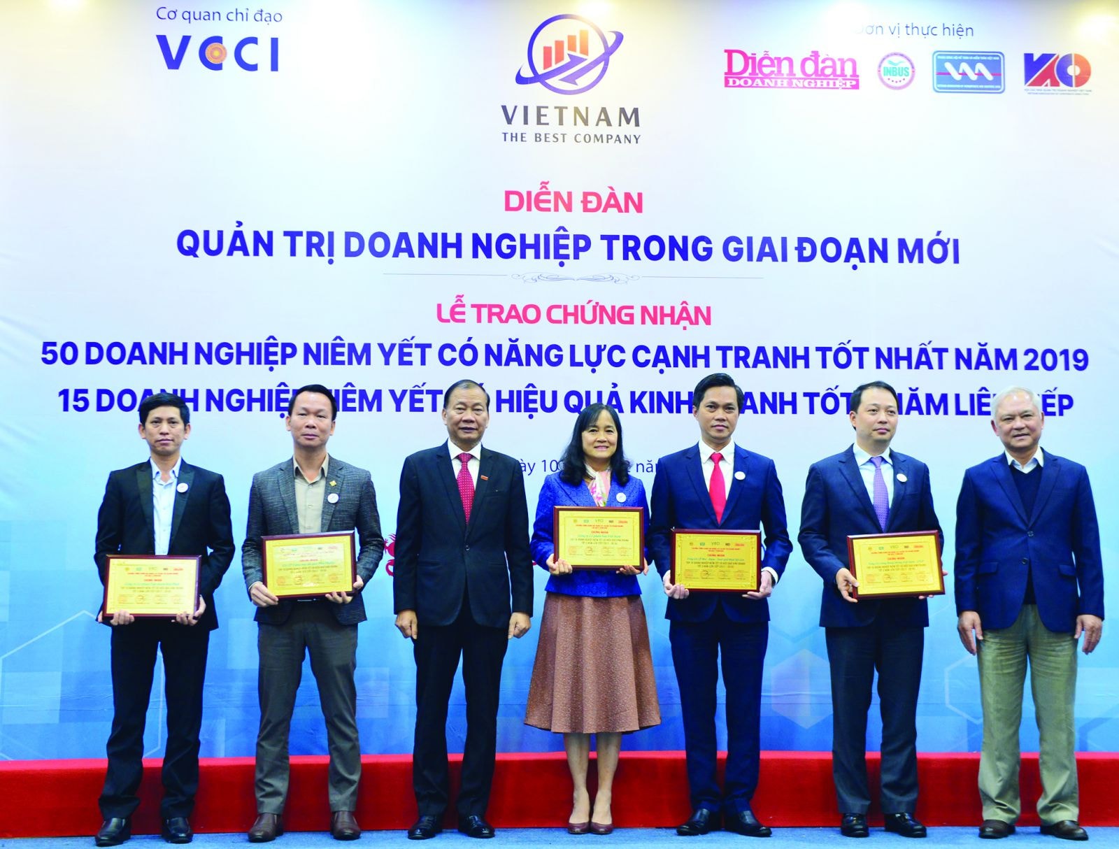 Lễ trao chứng nhận TOP 15 doanh nghiệp niêm yết có hiệu quả kinh doanh tốt nhất 3 năm liên tiếp