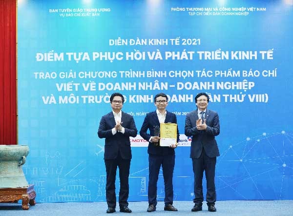 TS Vũ Tiến Lộc - Chủ tịch VCCI (bên trái) và Nhà báo Hồ Quang Lợi Phó Chủ tịch Thường trực Hội Nhà báo Việt Nam trao giải A cho tác giả Nguyễn Thành Công, Tạp chí Bất động sản Việt Nam.