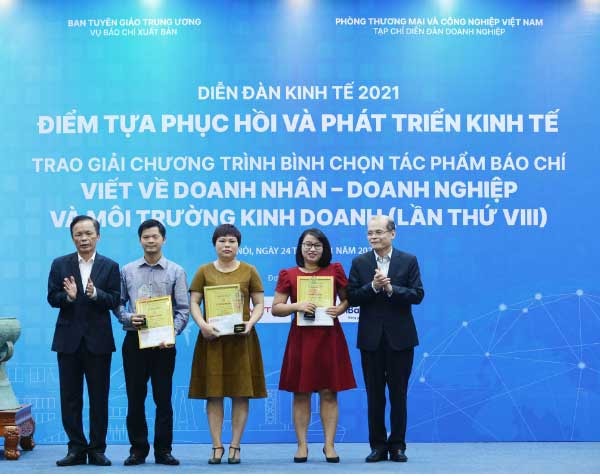 Luật sư Trần Hữu Huỳnh - Chủ tịch Trung tâm Trọng tài Quốc tế Việt Nam (ngoài cùng bên trái) và Nhà báo Phạm Ngọc Tuấn - Tổng biên tập Tạp chí Diễn đàn Doanh nghiệp trao giải C cho các tác giả.