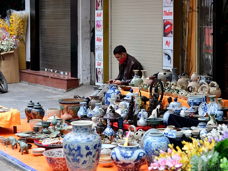 Mọi năm, hàng hoá phục vụ Tết ở Hàng Mã luôn sôi động kẻ bán người mua. Nhưng năm nay khác hẳn.