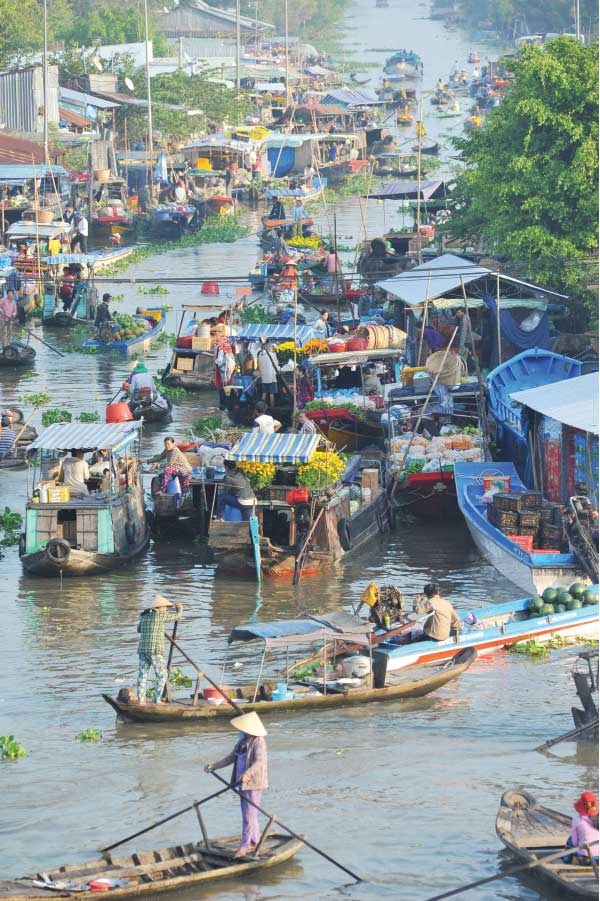 Chợ nổi Ngã Năm là nơi thông thương buôn bán giữa các vùng trong tỉnh