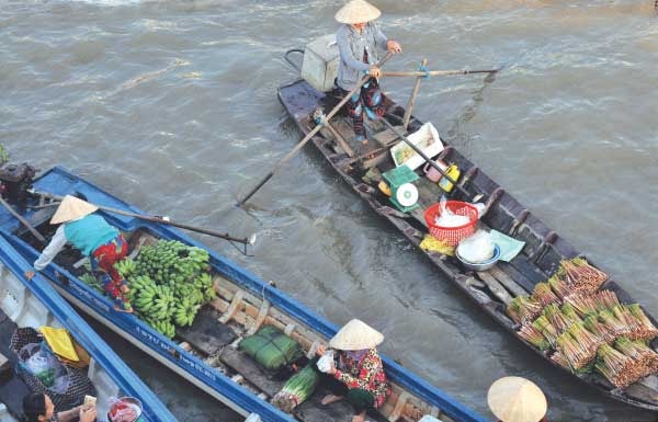 Khu chợ nổi tập trung người dân lao động từ khắp nơi trong vùng về kiếm sống, không phân biệt họ đến từ đâu hay bán thứ gì.