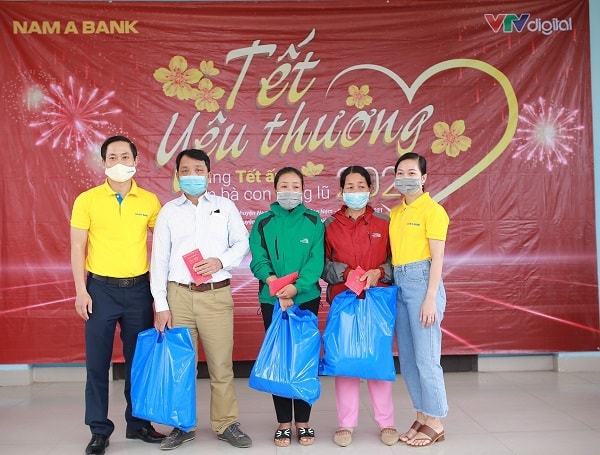 Đại diện Nam A Bank tặng quà Tết và lì xì cho 3 hộ gia đình có người thân bị vùi lấp trong trận sạt lở thủy điện Rào Trăng 3.