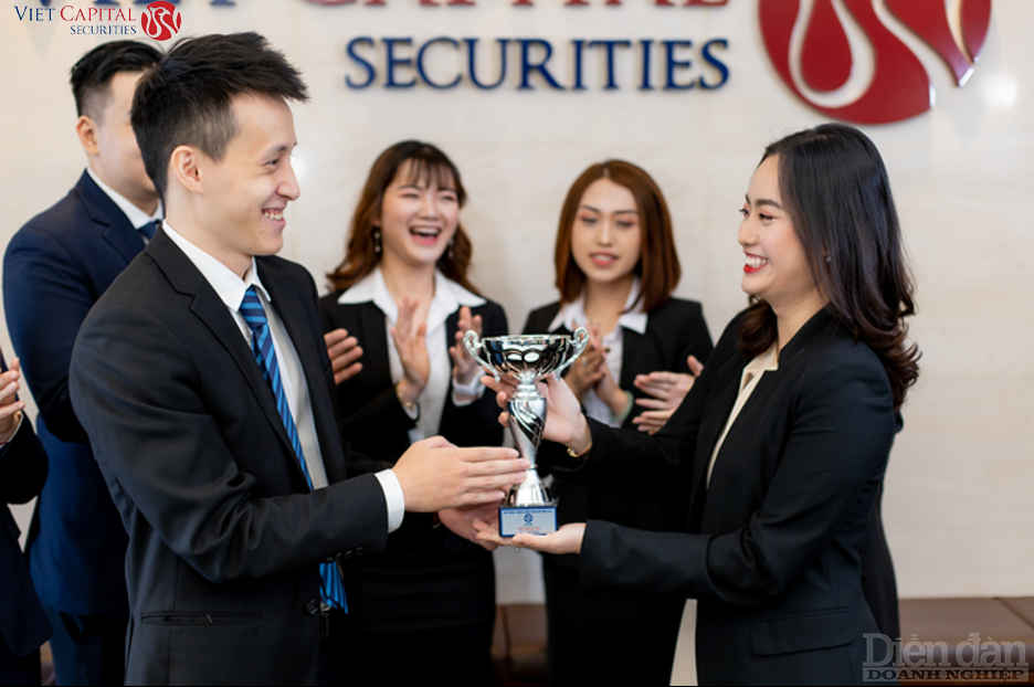 Viet Capital Securities nhận cúp FinanceAsia Country Awards
