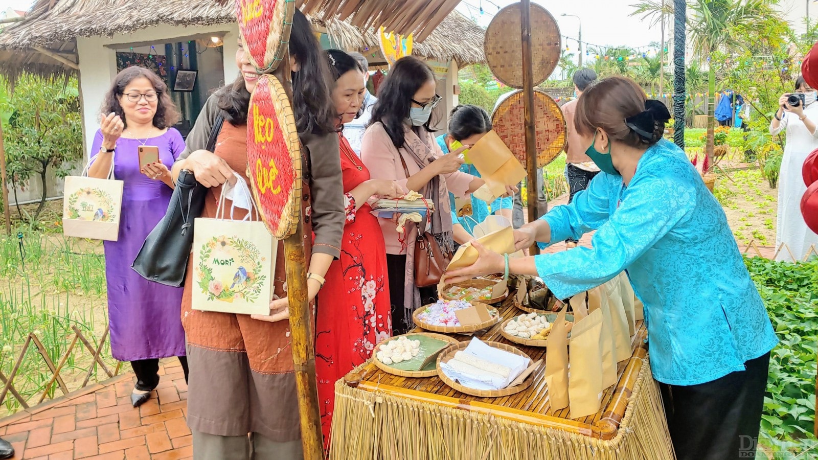 Một điểm đặc biệt nữa của phiên chợ này đó là không dùng bao nhựa, bao ni-lông.