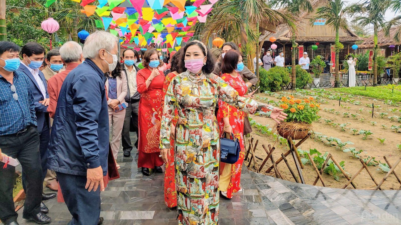 Hàng trăm du khách thích thú với không gian xưa được tái hiện lại trong thời hiện đại.