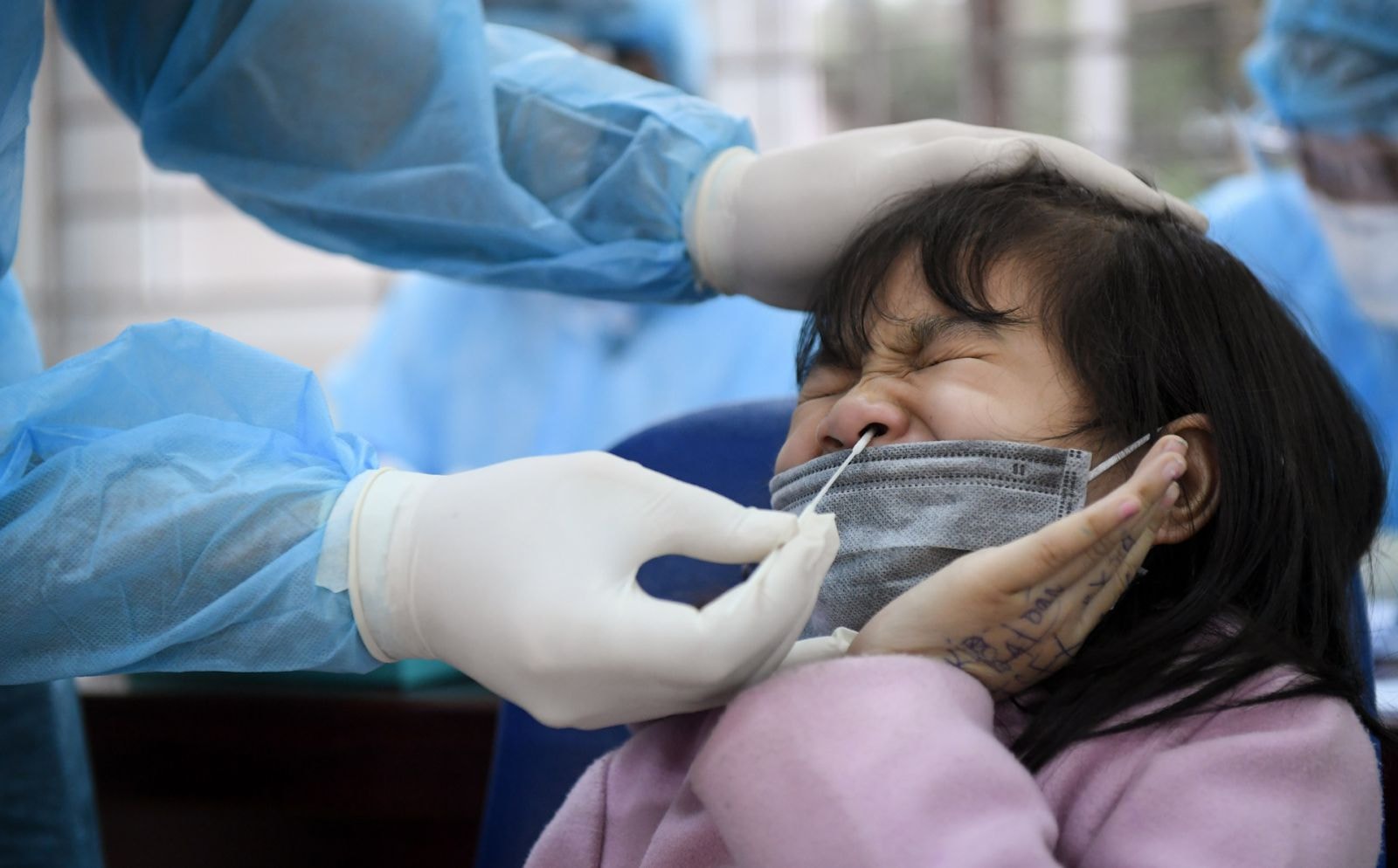 Nhân viên y tế lấy mẫu xét nghiệm cho học sinh ở Xuân Phương, Nam Từ Liêm, Hà Nội.