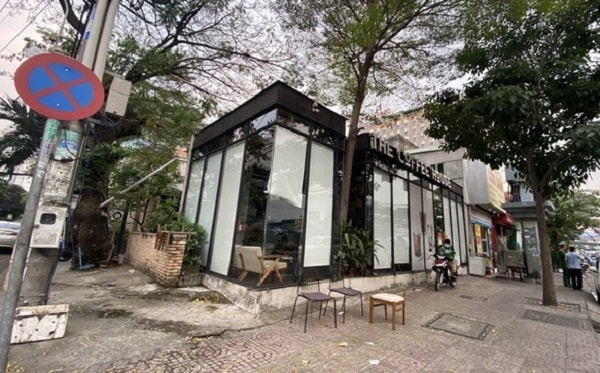 Cơ quan chức năng TP.HCM tiến hành phong tỏa quán cafe Coffee House số 18 Hồng Hà, phường 2, Tân Bình.