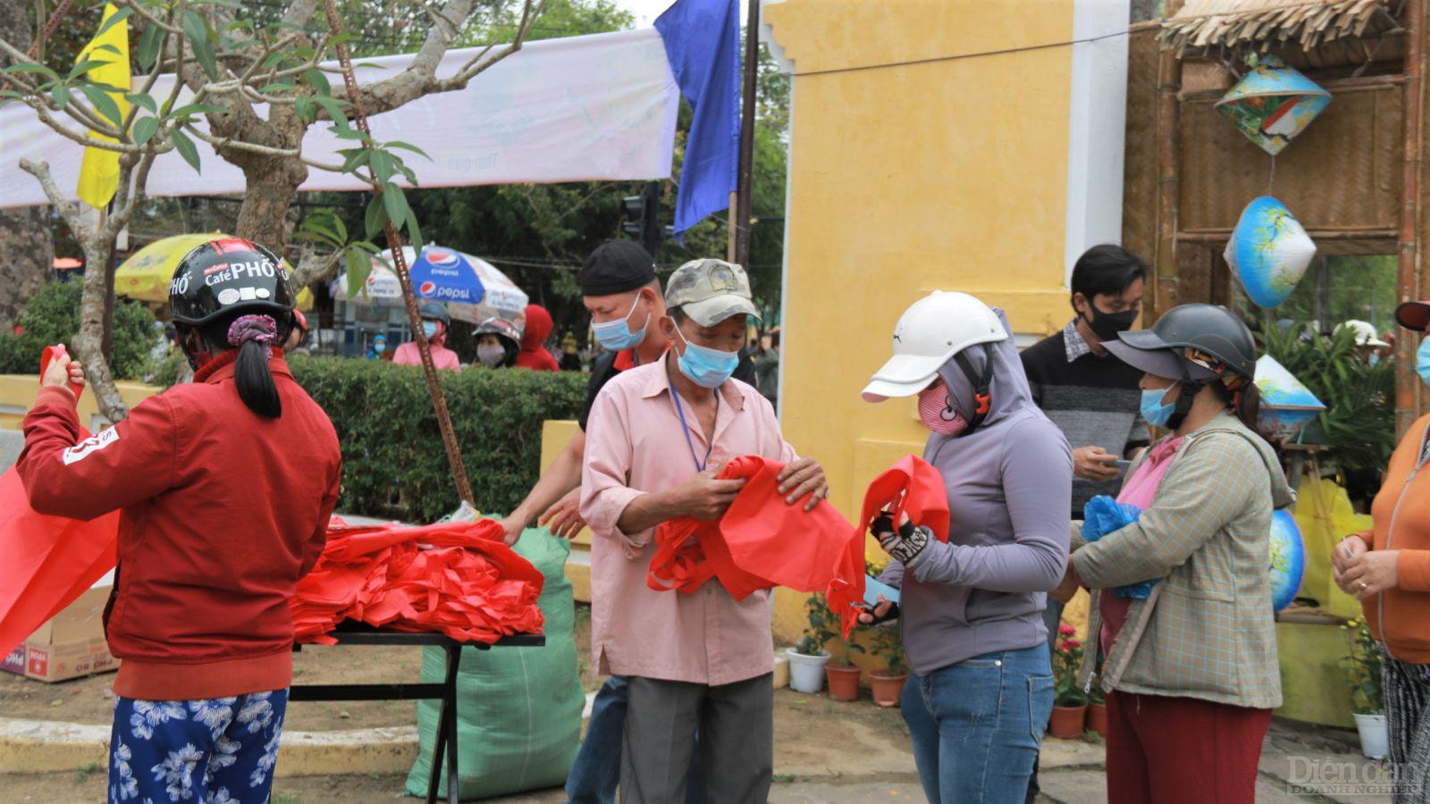 Phiên chợ này cũng hạn chế sử dụng đồ nhựa vào bao ni-lông. Người dân được phát túi vải để mang đồ dùng về.