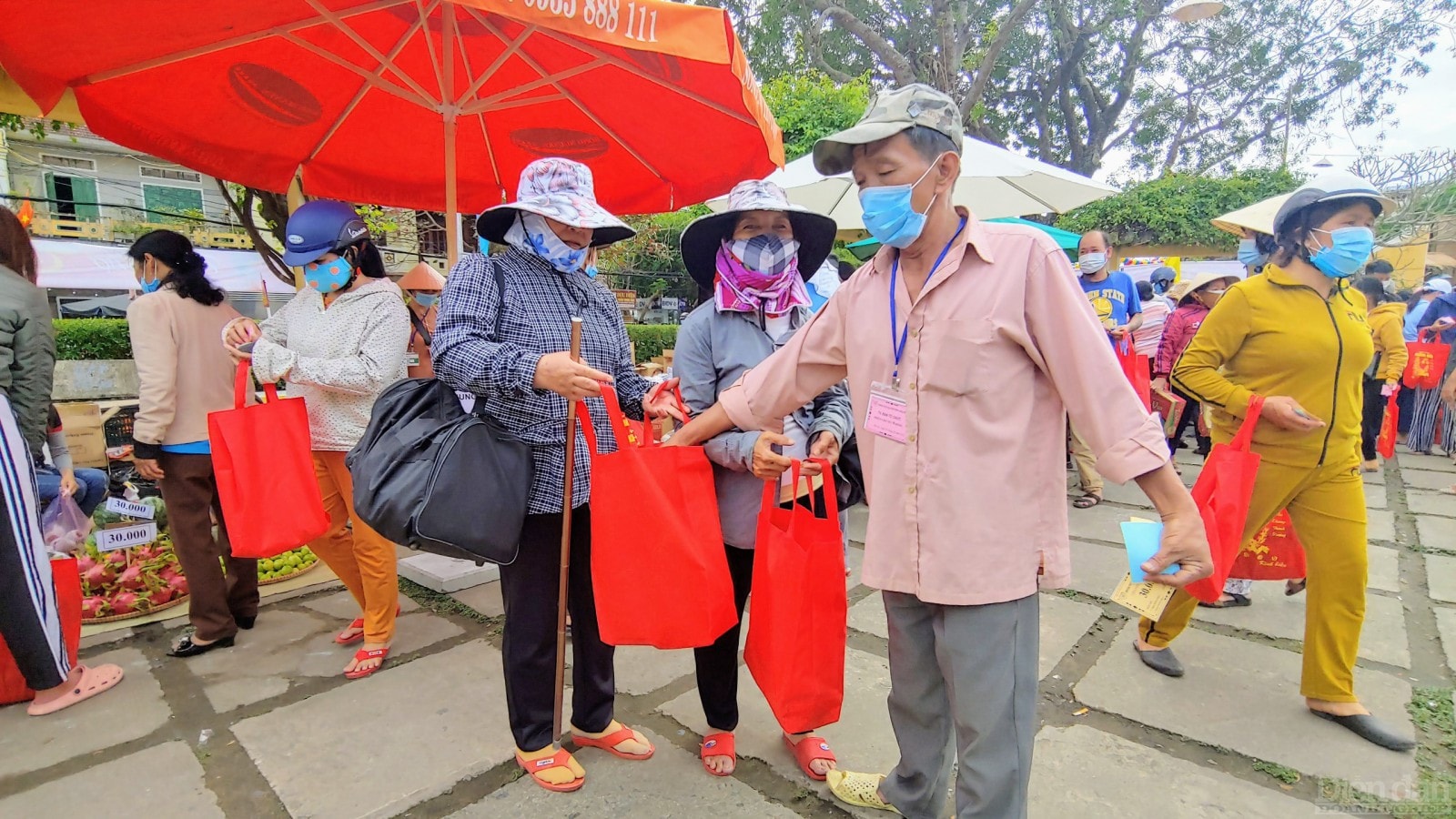 Đối với những người gặp khó khăn trong việc đi lại sẽ được người của ban tổ chức hỗ trợ tận tình.