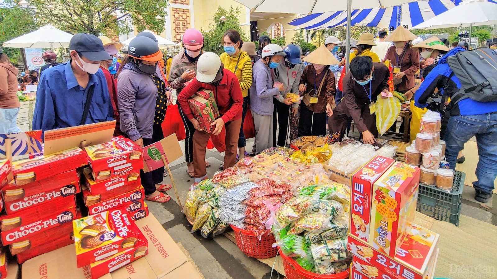 Mọi người lựa chọn các vật dụng cần thiết cho gia đình trong những ngày tới,