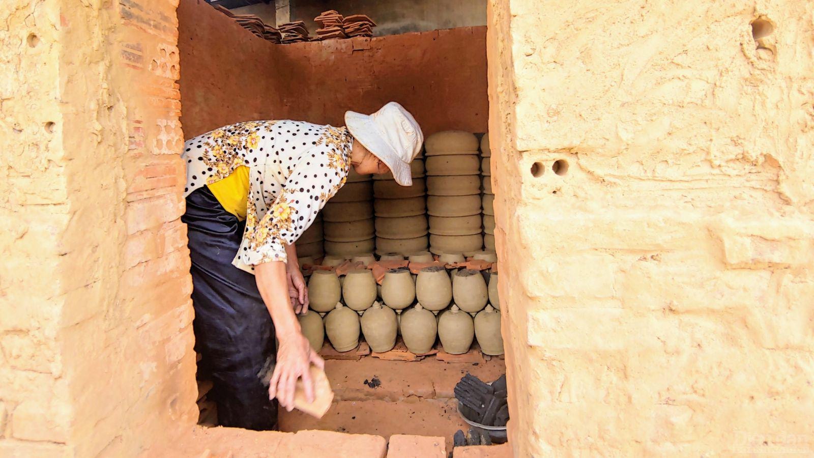 Nung sản phẩm, công đoạn cuối cùng trước khi đưa ra thị trường tiêu thụ.