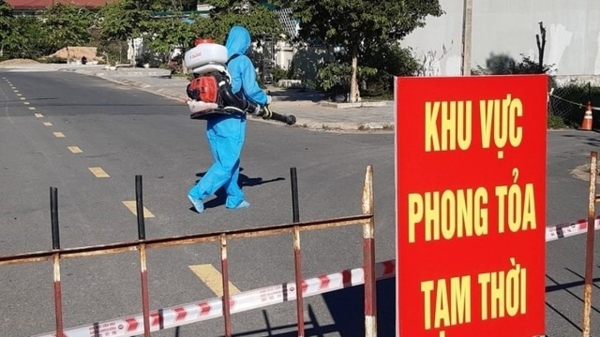 Các tuyến đường ở phường Thạnh Lộc và Trung Mỹ Tây, quận 12 cũng đã bị phong tỏa.