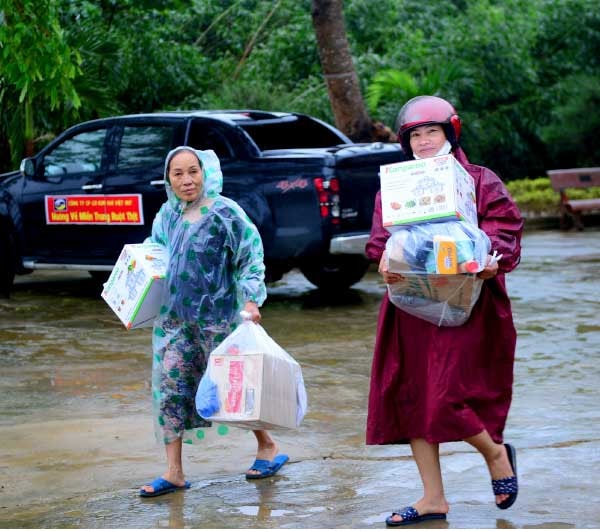 Tạp chí Diễn đàn Doanh nghiệp mang đến kịp thờip/những phần quà giúp cho người dân vượt qua những ngày khó khăn