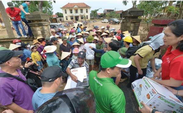 Các phần quà được chuyển đến tay bà con vùng lũ