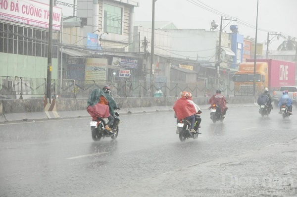 Mưa quá lớn khiến việc di chuyển của người dân gặp nhiều khó khăn.