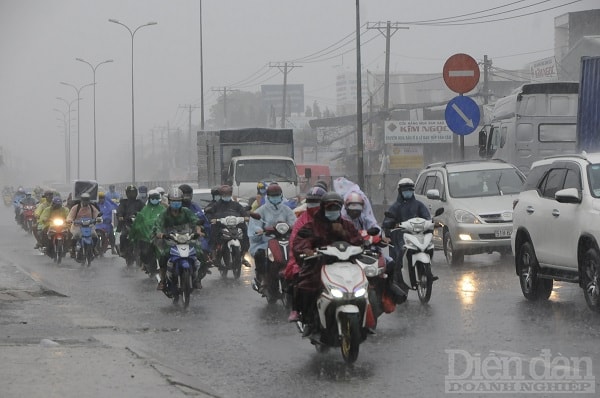 Nhưng một trận mưa trái mùa nặng hạt bất ngờ đổ xuống, khiến đường về quê ăn Tết của người dân miền Tây trở nên khó khăn hơn.