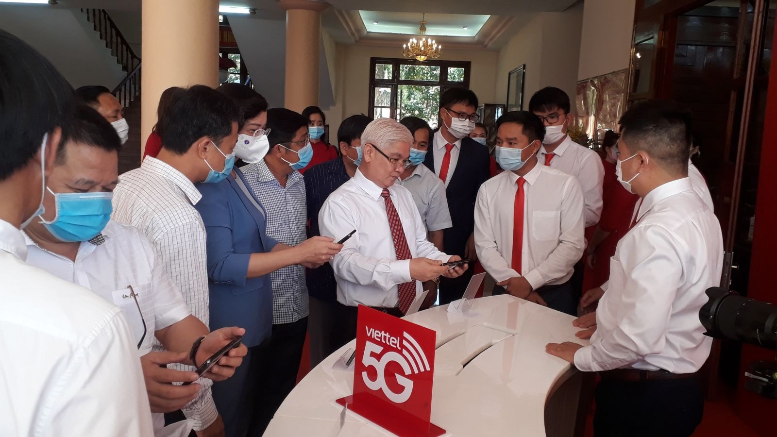 Các đại biểu tham gia trải nghiệm 5G