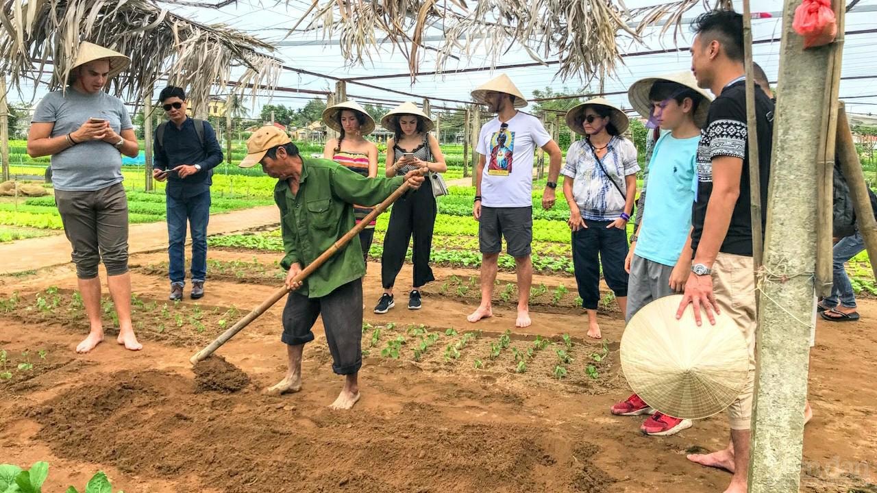 Những ngày con khách du lịch, người nông dân có thêm khoản thu nhập từ việc hướng dẫn, biểu diễn nghề nông.