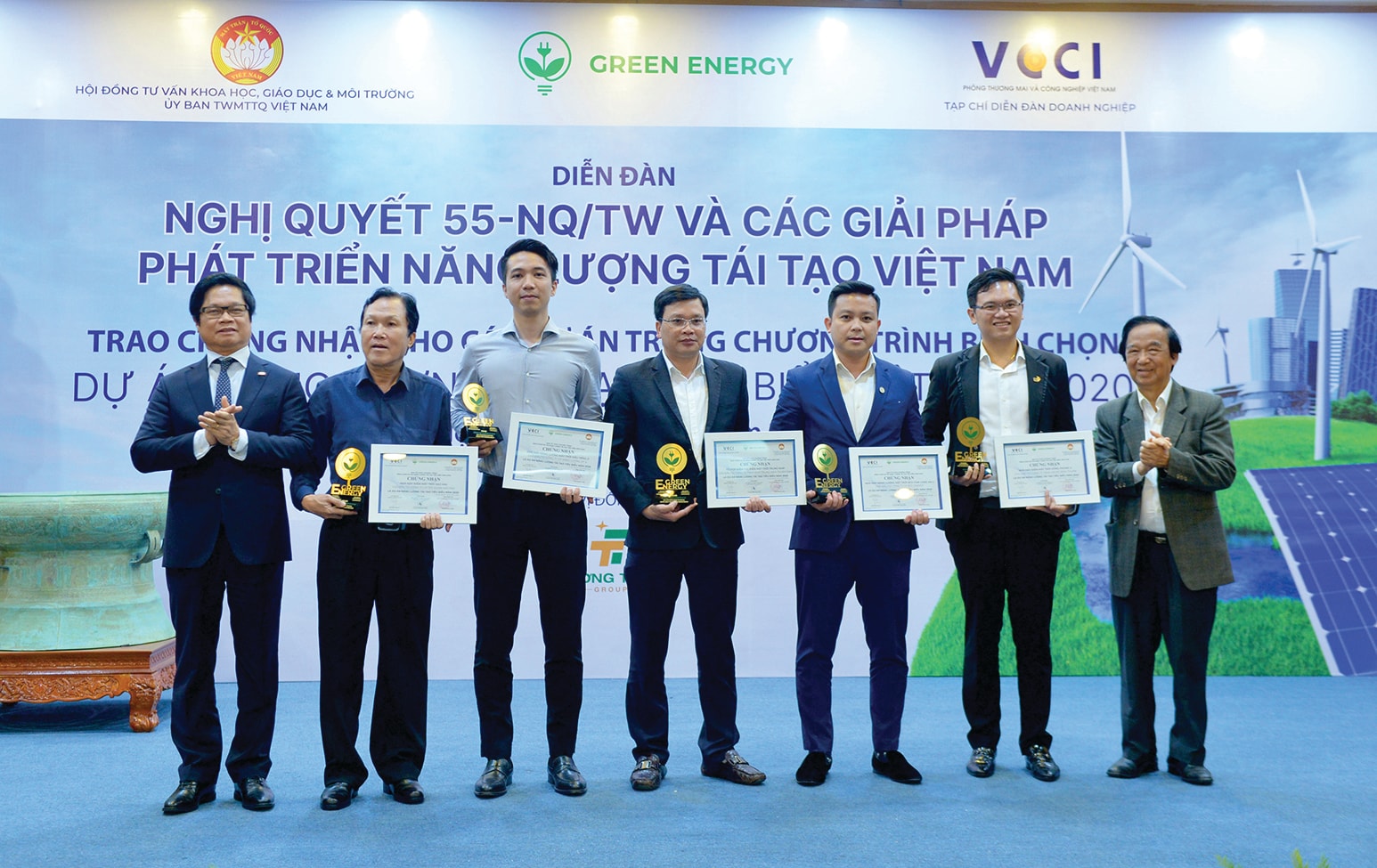 TS Vũ Tiến Lộc - Chủ tịch VCCI; Nhà báo Phạm Ngọc Tuấn - Tổng Biên tập Tạp chí Diễn đàn Doanh nghiệp; GS Nguyễn Lân Dũng - Chủ tịch Hội đồng bình chọn, Chủ nhiệm Hội đồng tư vấn KHGD&MT - Ủy ban TƯ mặt trận tổ quốc Việt Nam trao kỷ niệm chương và giấy chứng nhận cho các Dự án năng lượng tái tạo tiêu biểu Việt Nam năm 2020. Ảnh: Quốc Tuấn