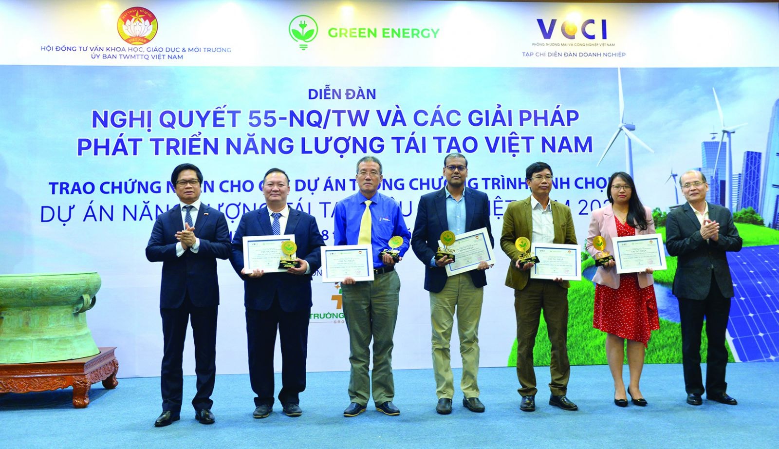 TS Vũ Tiến Lộc - Chủ tịch VCCI; Nhà báo Phạm Ngọc Tuấn - Tổng Biên tập Tạp chí Diễn đàn Doanh nghiệp; GS Nguyễn Lân Dũng - Chủ tịch Hội đồng bình chọn, Chủ nhiệm Hội đồng tư vấn KHGD&MT - Ủy ban TƯ mặt trận tổ quốc Việt Nam trao kỷ niệm chương và giấy chứng nhận cho các Dự án năng lượng tái tạo tiêu biểu Việt Nam năm 2020. Ảnh: Quốc Tuấn