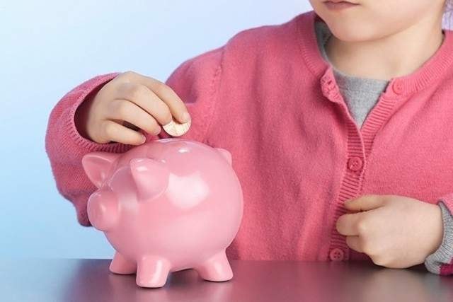 Cha mẹ nên dạy con cách quản lý tiền lì xì một cách hợp lý nhất.