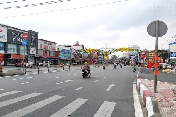 Hình ảnh đường phố tại TP Thủ Đức lại vắng vẻ khác hẳn với những ngày thường vốn dĩ đông đúc, náo nhiệt