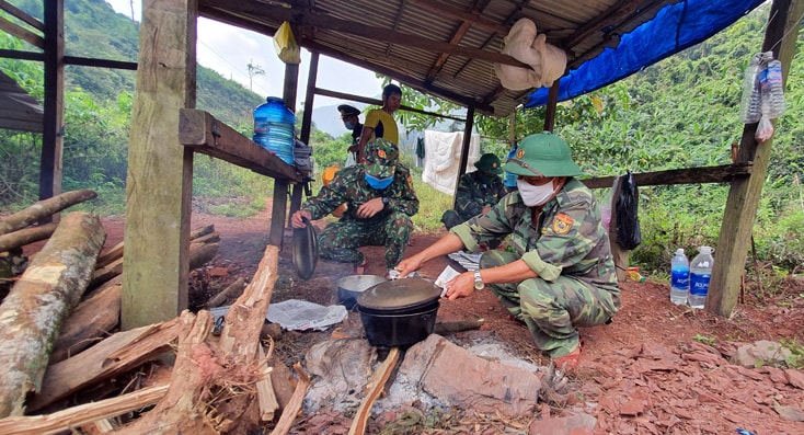 Cán bộ BĐBP nấu cơm giữa rừng.