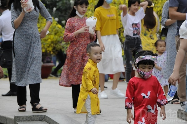 Nhiều em bé chạy nhảy, vui chơi trong khu vực này cũng không được bố mẹ trang bị khẩu trang phòng dịch.