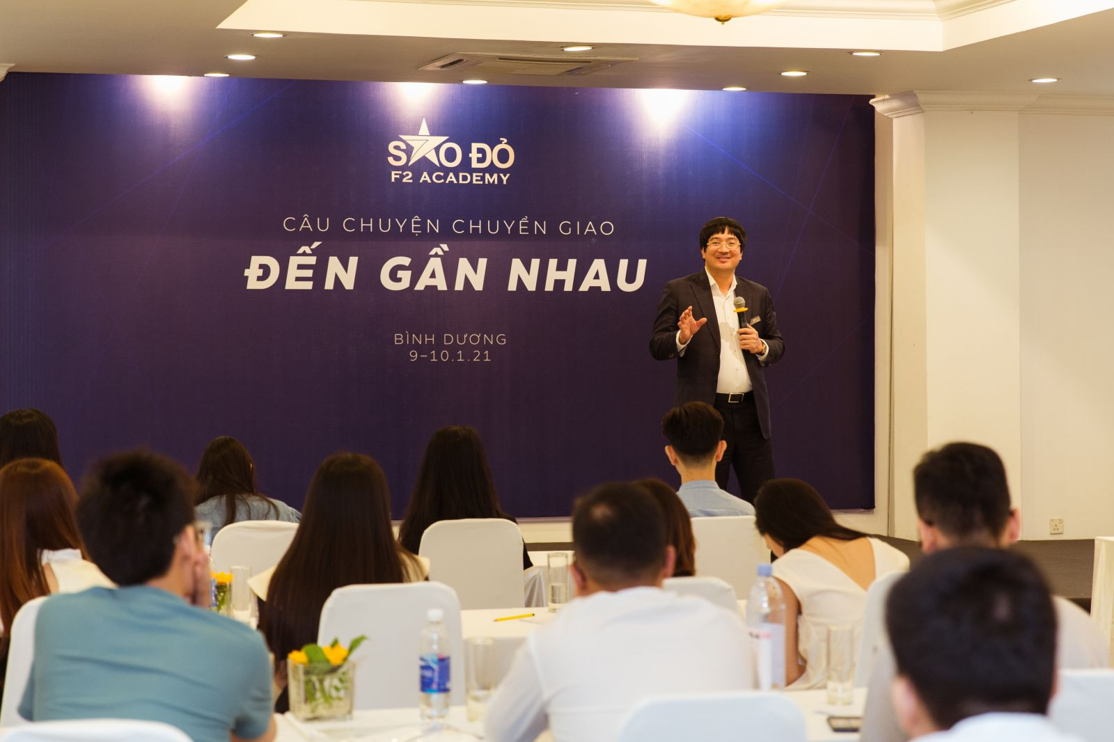 Ông Phạm Đình Đoàn tham gia một buổi đào tạo cho thế hệ F2