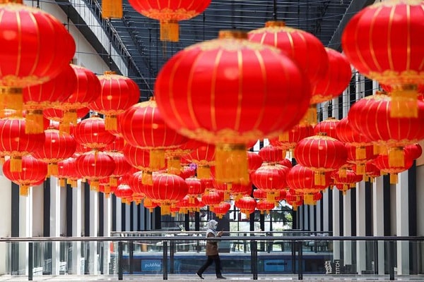 Những chiếc đèn lồng trang trí tạo điểm nhấn tại một trung tâm mua sắm ở Kuala Lumpur (Malaysia). Ảnh: Reuters