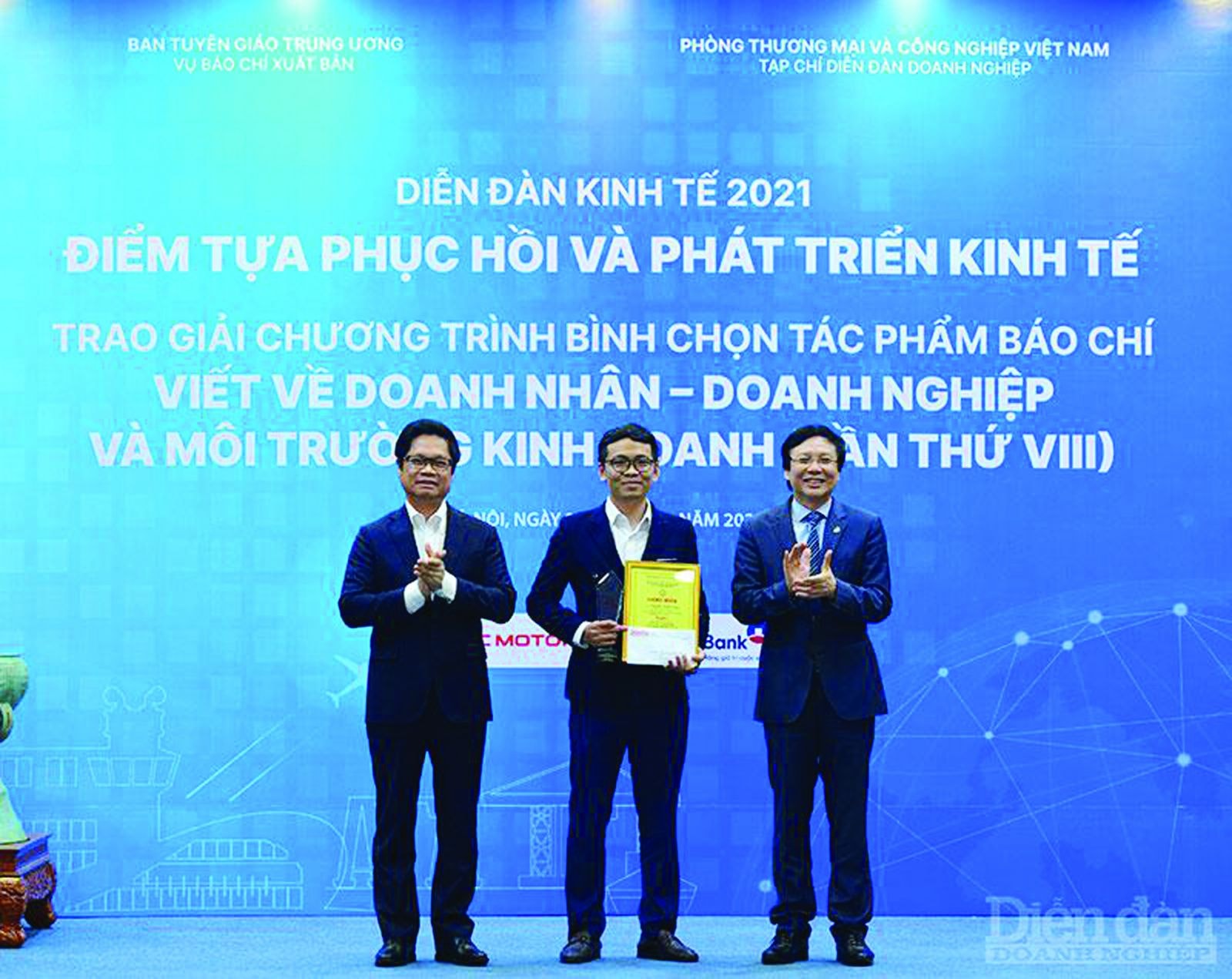 TS Vũ Tiến Lộc - Chủ tịch VCCI, Nhà báo Hồ Quang Lợi - Phó Chủ tịch thường trực Hội Nhà báo Việt Nam trao giải A cho tác phẩm đạt giải bình chọn tác phẩm báo chí viết về doanh nhân - doanh nghiệp và môi trường kinh doanh lần VIII 