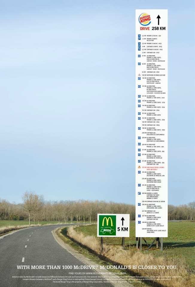 McDonald’s đã đưa ra ý tưởng dựng 2 billboard chỉ đường đến cửa hàng đồ ăn gần nhất giữa hai thương hiệu này.