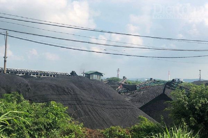 Hàng chục bãi than hoạt động không phép được chất cao như núi, nằm sát mép sông, vi phạm hành lang thoát lũ tại ngã 3 sông Kinh Môn (dưới chân cầu Mây), huyện Kim Tành, Hải Dương