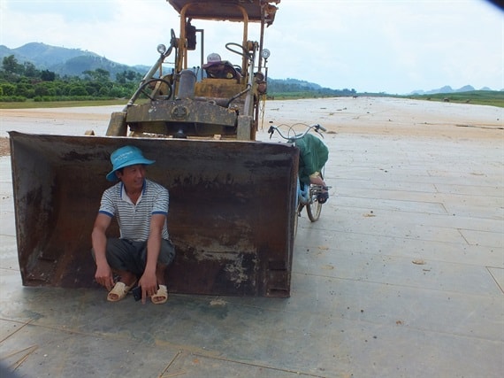 Đường băng sân bay trở thành nơi phơi nông sản cho người dân địa phương. Anh Đào Văn Tuế (tiểu khu Ba Vì, xã Chiềng Mung) chuyên thu mua nông sản cho biết, anh sắm cả một chiếc máy ủi để tiện cho việc phơi ngô, sắn tại sân bay mỗi khi đến mùa thu hoạch