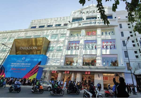 Uniqlo áp dụng rất thành công chiến lược nhân bản với cửa hàng thượng hạng ở ngay trung tâm Quận 1, TP.HCM. Ảnh: Nhật Sang