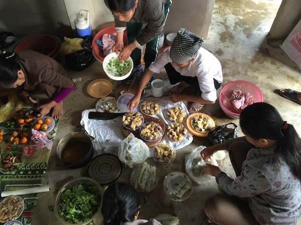 Một đám cưới ở quê thường kéo dài đến ba ngày. Ngày dựng rạp, ngày cưới và ngày dỡ rạp