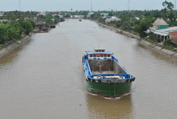 Kênh Chợ Gạo-tuyến giao thông thủy huyết mạch nối liền Miền Tây và các thương cảng TP.Hồ Chí Minh thường xuyên bị ùn tắt vì chưa được mở rộng, độ tĩnh không cầu không đảm bảo cho tàu trọng tải lớn lưu thông.