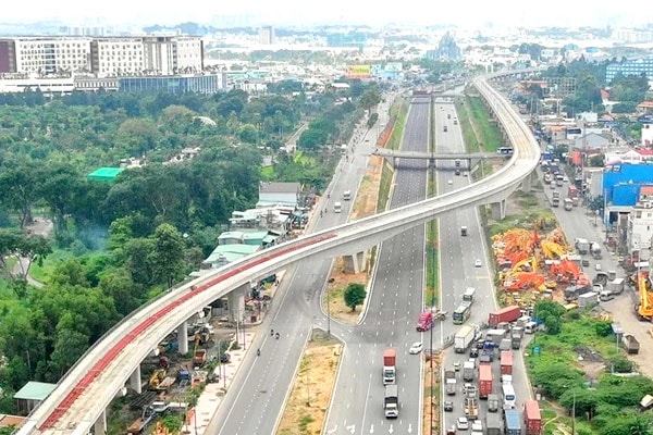 Đoạn Metro trên cao bắc qua Xa lộ Hà Nội, gần Suối Tiên (quận 9) hồi tháng 8/2019. Nguồn ảnh: VnExpress