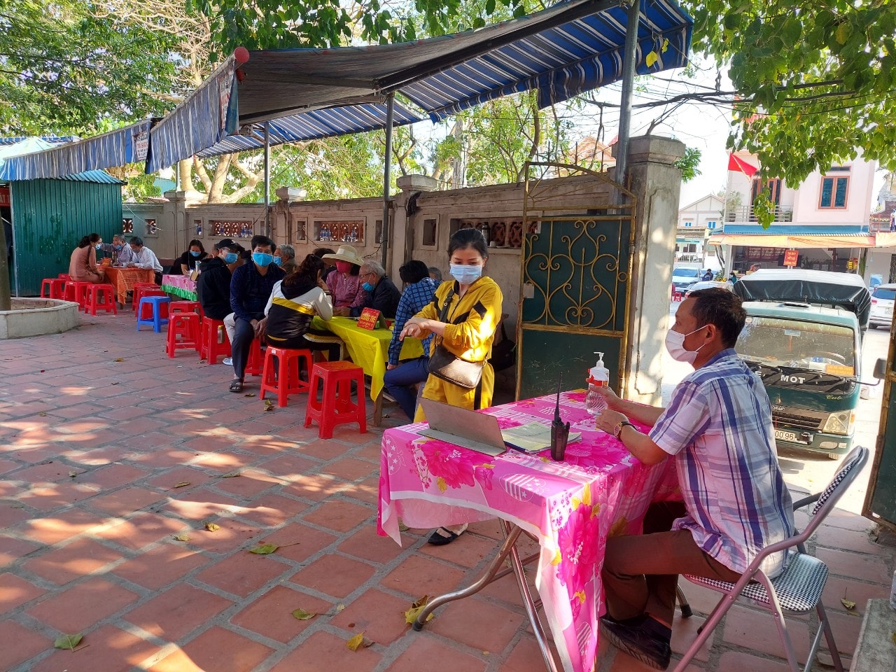 Công tác phòng, chống dịch như khử khuẩn, nhắc nhở người dân đeo khẩu trang y tế khi đến nơi công cộng cũng được giám sát đầy đủ