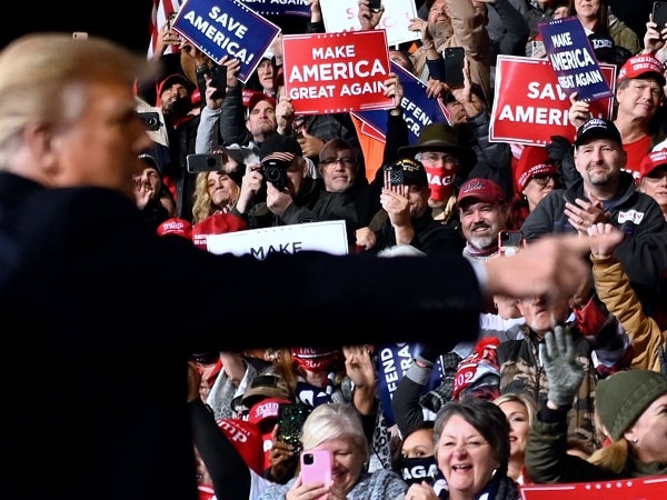 Donald Trump với những người ủng hộ cổ vũ tại một cuộc biểu tình ở Georgia. Ảnh: AFP