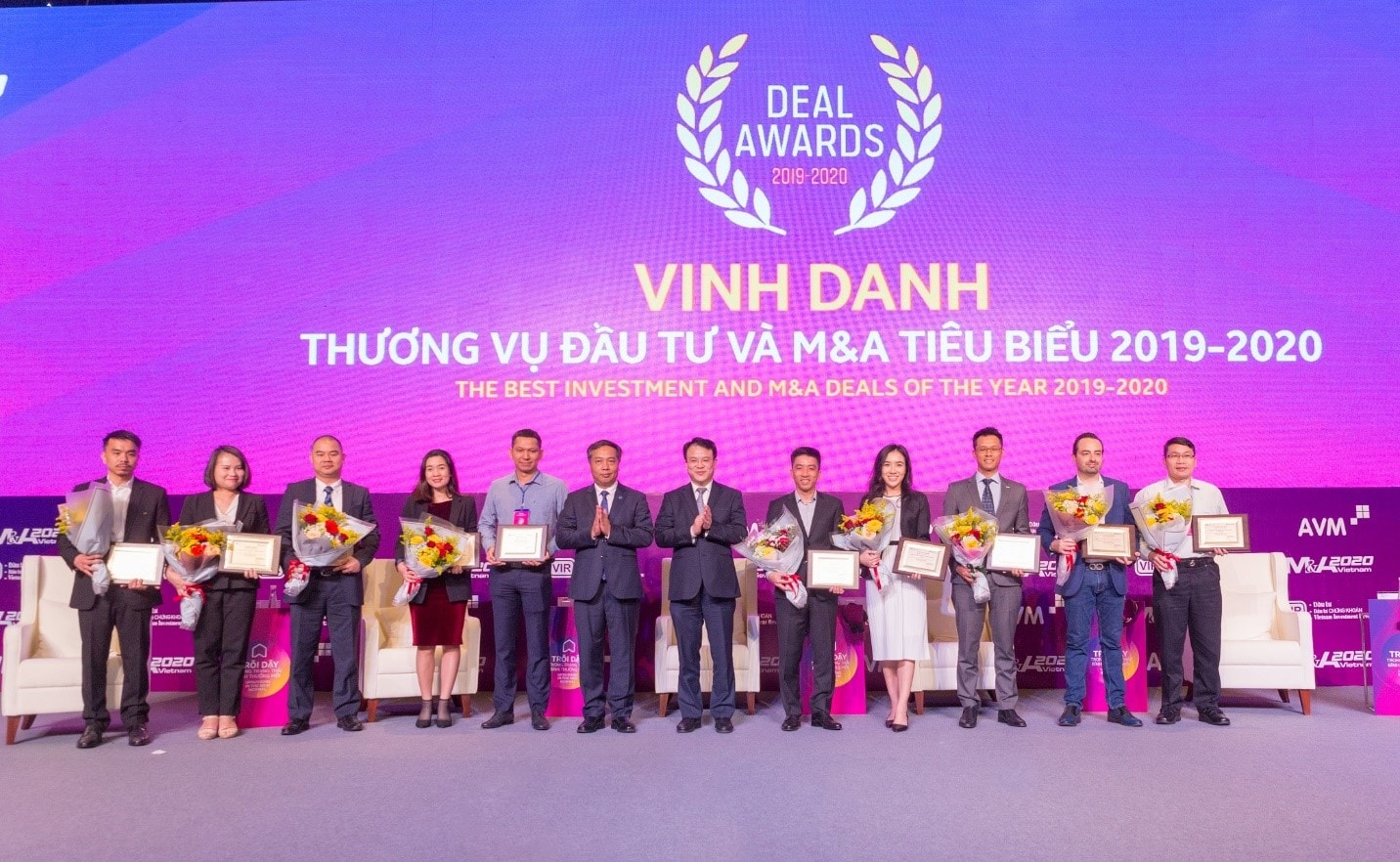 Đại diện OCB (thứ tư từ phải qua) nhận giải thưởng vinh danh top 10 thương vụ đầu tư và M&A tiêu biểu 2019 - 2020